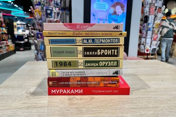 "Что читает Москва?": "К себе нежно" и "Мировой порядок"