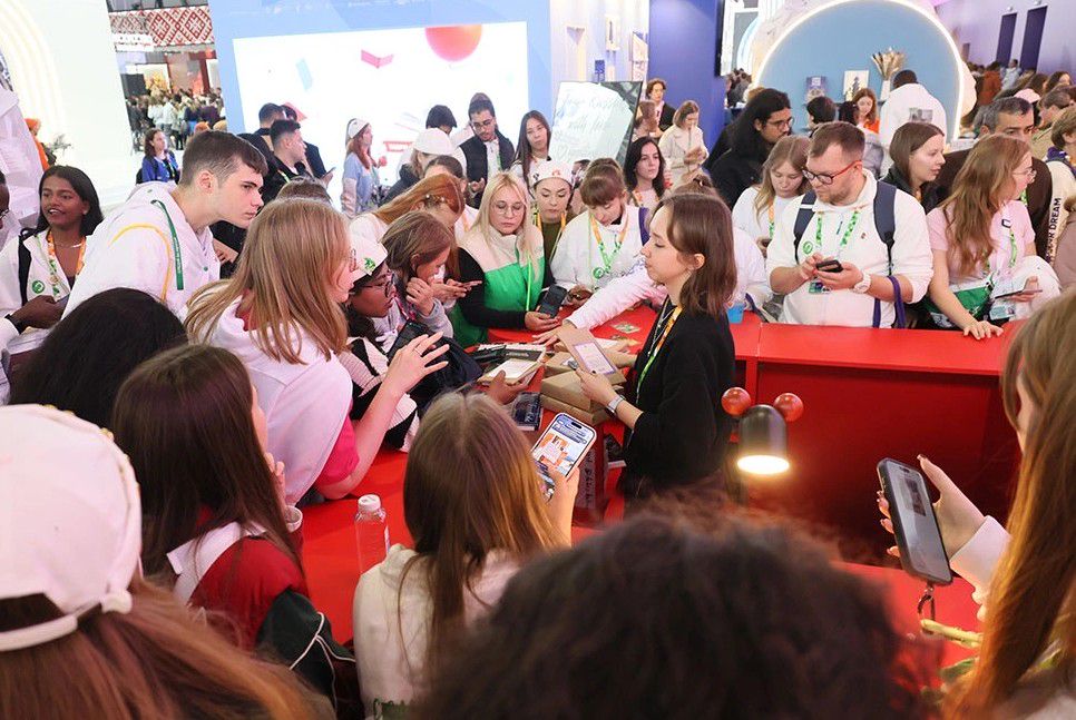 Ярмарка русской литературы на МФМ собрала сотни молодых книгочеев