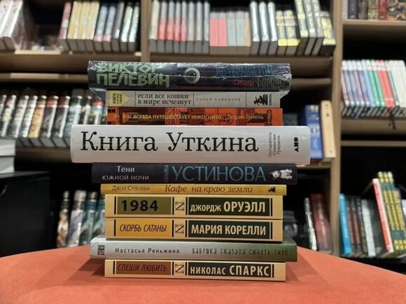 "Что читает Москва?": "Книга Уткина: Мы тут жизнь живем" и вселенная "Смешариков"