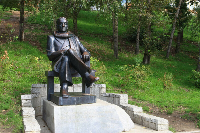 Памятник Задорнову Н.П.