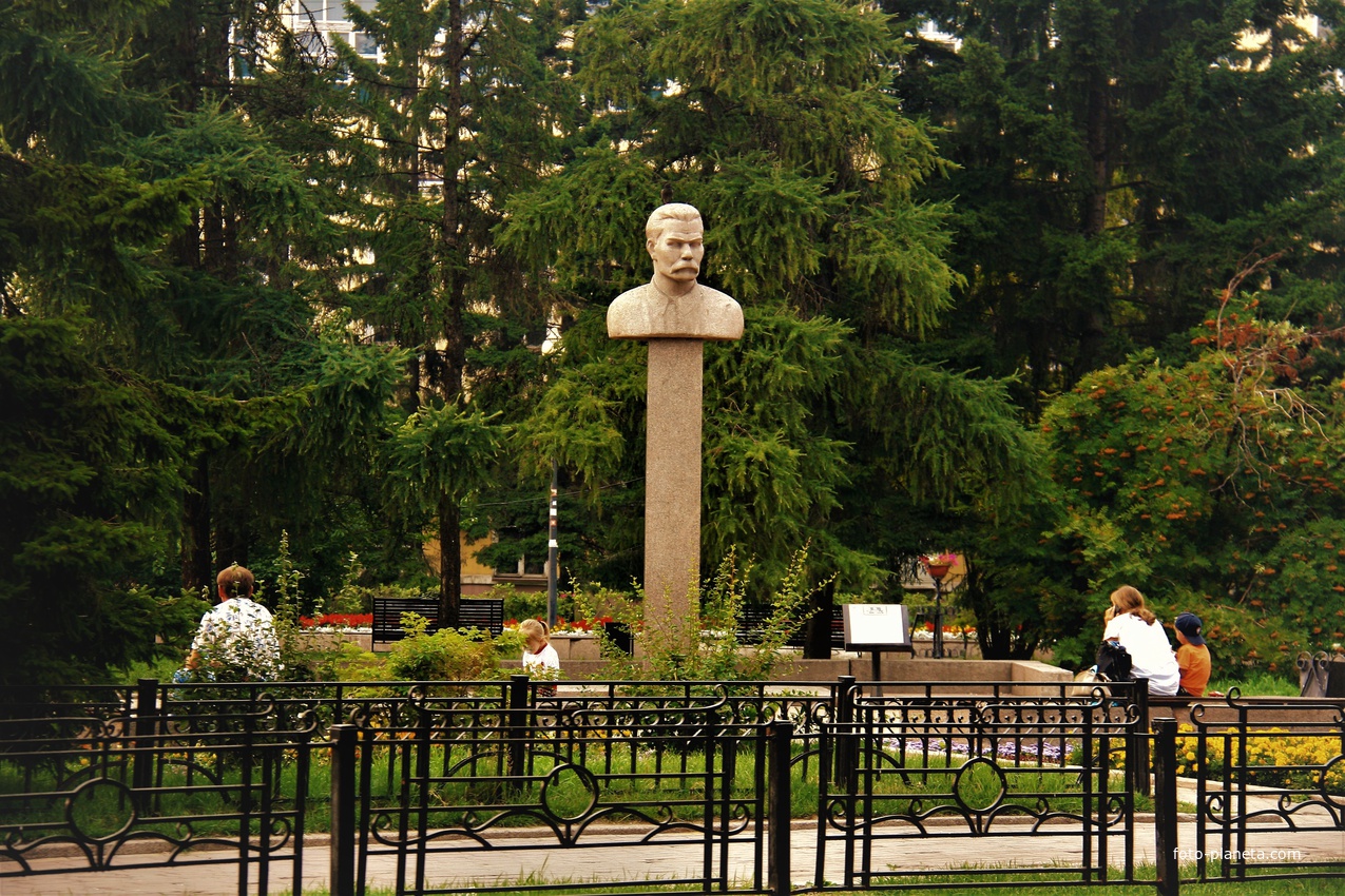 Памятник-Бюст Максима Горького