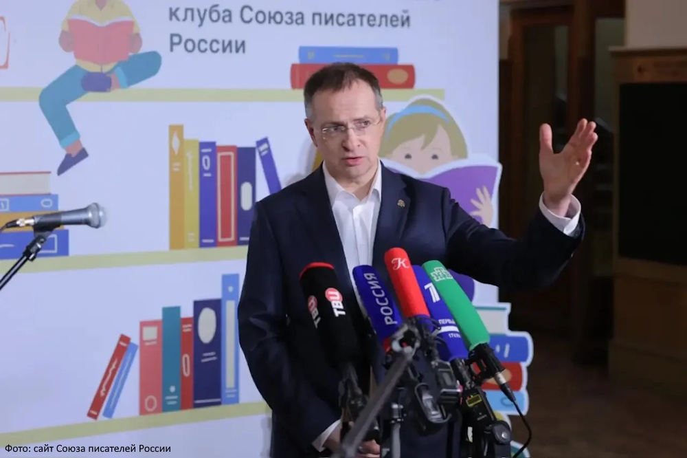 Мединский: готовые продукты из-за рубежа осложняют путь авторов из РФ на рынке книг