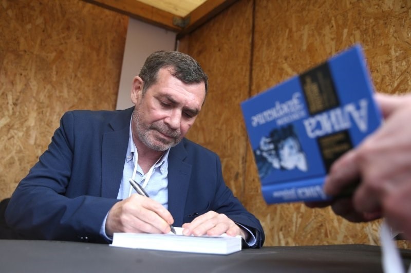 Писатель Басинский объяснил, почему созданные ИИ тексты не заменят литературу